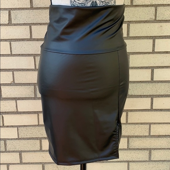 ❌DONATED❌Cherish Black High Waist Faux Leather Lined Pull On Skirt - Picture 3 of 7